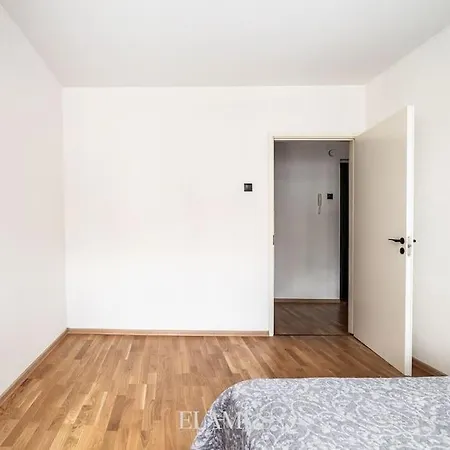 2 Bedrooms Apartment, 2 Balconies, Free Parking Lägenhet *